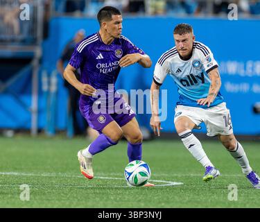 Charlotte, Caroline du Nord, États-Unis. 5 juillet 2025. Le milieu de terrain du Charlotte FC Pep BIEL (16 ans) se bat pour le ballon lors de la seconde moitié du match de saison régulière entre Orlando City et le Charlotte FC au Bank of America Stadium à Charlotte, Caroline du Nord, le 5 juillet 2025. Le match s'est terminé par une cravate de 2 - 2. (Crédit image : © Israel Anta via ZUMA Press Wire) USAGE ÉDITORIAL SEULEMENT ! Non destiné à UN USAGE commercial ! Crédit : ZUMA Press, Inc/Alamy Live News Banque D'Images