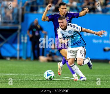 Charlotte, Caroline du Nord, États-Unis. 5 juillet 2025. Le milieu de terrain du Charlotte FC Pep BIEL (16 ans) se bat pour le ballon lors de la seconde moitié du match de saison régulière entre Orlando City et le Charlotte FC au Bank of America Stadium à Charlotte, Caroline du Nord, le 5 juillet 2025. Le match s'est terminé par une cravate de 2 - 2. (Crédit image : © Israel Anta via ZUMA Press Wire) USAGE ÉDITORIAL SEULEMENT ! Non destiné à UN USAGE commercial ! Crédit : ZUMA Press, Inc/Alamy Live News Banque D'Images