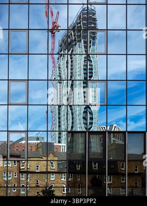 LONDRES, Royaume-Uni - 23 JUIN 2018 : image abstraite de réflexion de la haute grue et du bâtiment dans les fenêtres de la tour de bureaux pour une utilisation comme texture de fond Banque D'Images