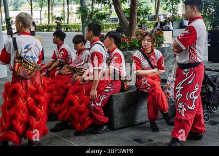 Lions danseurs en attente de représentation, Singapour, 2025 Banque D'Images