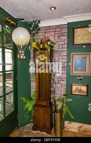 Vieille horloge de grand-père dans le Lincoln Imporium, Steep Hill, Lincoln City, Lincolnshire, Angleterre, ROYAUME-UNI Banque D'Images