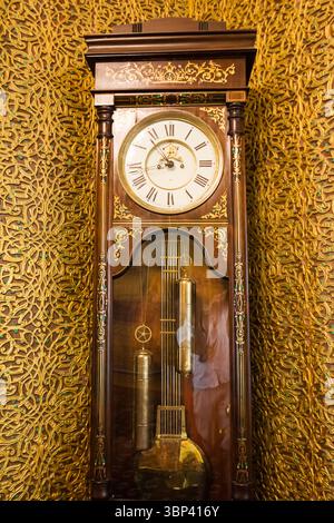 Horloge pendule en bois antique avec chiffres romains - gros plan vintage Banque D'Images