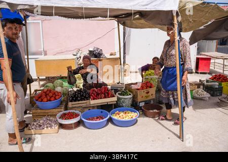 Khiva, Ouzbékistan - 12 juillet 2024 : étal coloré de fruits et légumes au marché de Khiva, Ouzbékistan – produits frais locaux Banque D'Images