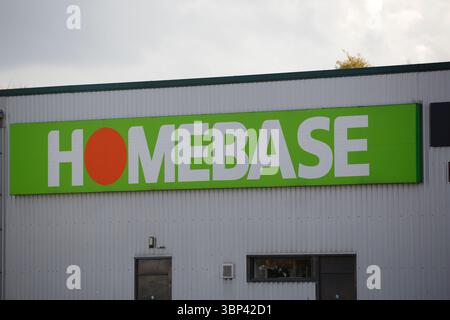 Enseigne et logo d'entreprise Homebase DIY and Garden Centre à Wakefield, West Yorkshire, Royaume-Uni. 19 octobre 2015 Banque D'Images