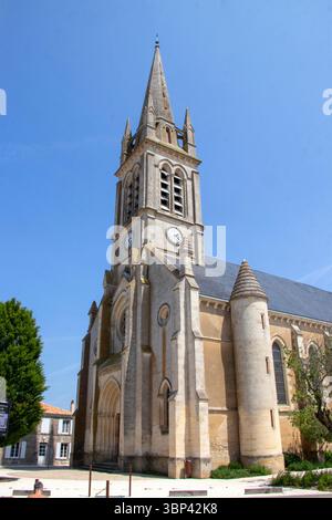 L’église Saint-Hilaire-la-Palud fut construite entre 1878 et 1883 pour remplacer l’ancienne église jugée trop délabrée. Banque D'Images