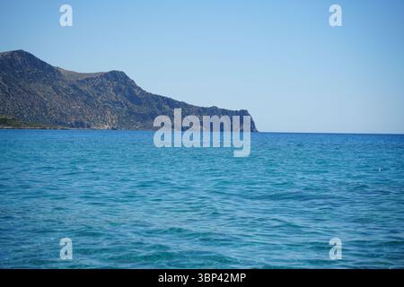 Côte spectaculaire avec des eaux bleu Azur avec des falaises rocheuses escarpées sous un ciel dégagé. La scène océanique sereine capture la tranquillité et les vastnes Banque D'Images