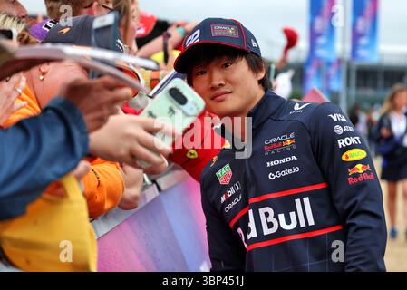 Silverstone, Royaume-Uni. 06 juillet 2025. Yuki Tsunoda (JPN) Red Bull Racing avec fans. 06.07.2025. Championnat du monde de formule 1, Rd 12, Grand Prix de Grande-Bretagne, Silverstone, Angleterre, jour de la course. Le crédit photo devrait se lire : XPB/Alamy Live News. Banque D'Images