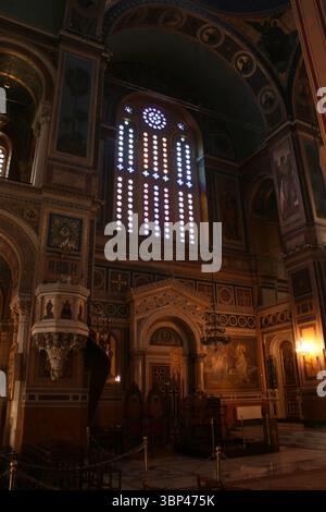 Une photographie de l'intérieur de la cathédrale métropolitaine de l'Annonciation, connue sous le nom de la métropole ou Mitropoli, l'église cathédrale de l'archevêché d'Athènes et de toute la Grèce, construite entre 1842 et 1862. c. 2023. Banque D'Images