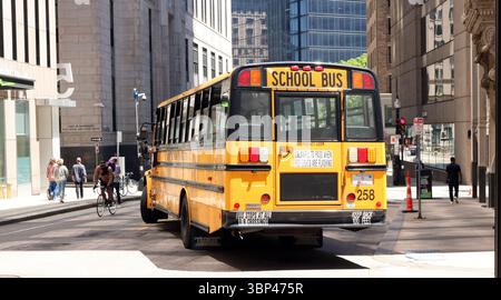 Photographie d'un autobus scolaire jaune à Boston, Massachusetts, États-Unis. En Amérique du Nord, les autobus scolaires sont généralement peints en jaune brillant National School bus pour plus de visibilité et de sécurité. c. 2023. Banque D'Images
