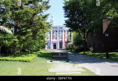 Une photographie de Baker Library à Harvard Business School. Harvard Business School (HBS) est l'école supérieure de commerce de l'Université Harvard, une université privée de recherche Ivy League, située à Allston, Massachusetts. c. 2023. Banque D'Images