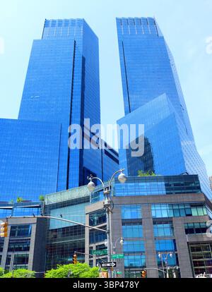 Une photographie du Deutsche Bank Center (anciennement Time Warner Center) à Columbus Circle, New York, un complexe de gratte-ciel à deux tours achevé en 2003. One Columbus Circle a ouvert en 2004 et a deux tours de 750 pieds (230 m) de haut chacune avec 55 étages d'espace commercial et résidentiel. c. 2023. Banque D'Images