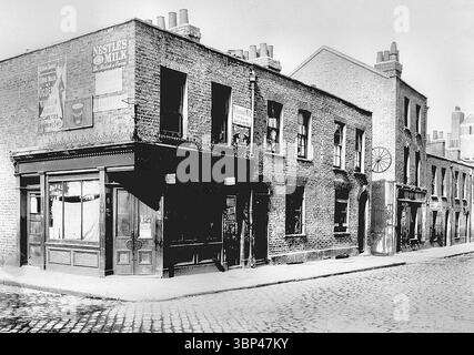 Une photographie de l'angle de Berner Street (maintenant Henriques Street) et Dutfield's Yard à Whitechapel, Londres, prise en 1909, l'endroit où Elizabeth Stride, victime de Jack l'Éventreur, a été assassinée. Le corps de Stride a été découvert à Dutfield's Yard (visible sous la roue suspendue) le 30 septembre 1888. Elizabeth 'long Liz' Stride (1843 ? 30 septembre 1888), la troisième victime du tueur en série non identifié connu sous le nom de Jack l'Éventreur, qui a tué et mutilé au moins cinq femmes dans les districts de Whitechapel et Spitalfields à Londres de fin août à début novembre 1888. 19 Banque D'Images