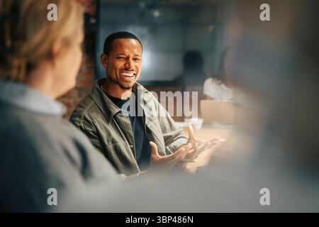 Homme d'affaires motiver des collègues pendant la réunion dans la salle de conférence au bureau Banque D'Images