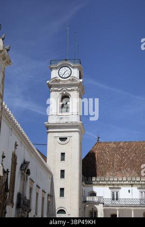 La tour de l'horloge de l'Université de Coimbra présente son architecture historique contre un ciel bleu sans nuages Banque D'Images