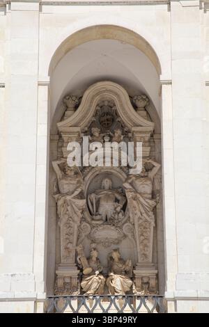 Coimbra, Portugal - 3 avril 2017 - sculptures et sculptures en pierre ornent une façade de la chapelle Sao Miguel de l'Université de Coimbra représentant l'histoire Banque D'Images