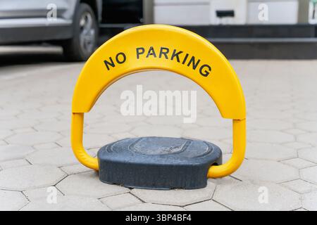 Barrière de stationnement avec le panneau 'No parking'. Restrictions routières Banque D'Images