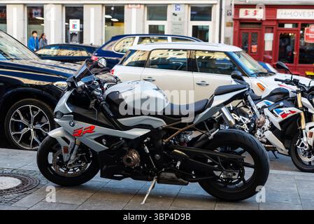 Munich, Allemagne - 3 avril 2025 : BMW S1000 RR motocyclette garée dans une rue à Munich, Allemagne Banque D'Images