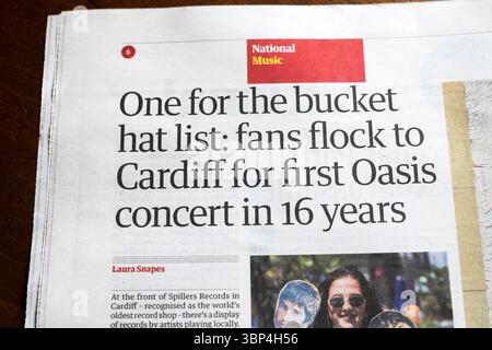 « One for the bucket Hat list : les fans affluent à Cardiff pour le premier concert d'Oasis en 16 ans » titre du journal Guardian 5 juillet 2025 Londres Angleterre Royaume-Uni Banque D'Images