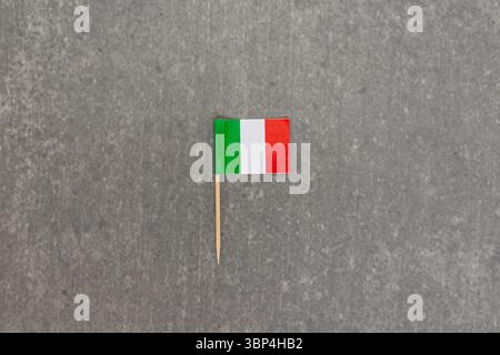 Un drapeau italien sur fond concret Banque D'Images