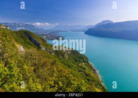 Vue panoramique imprenable sur les eaux turquoises du lac du Bourget, niché au milieu des montagnes verdoyantes de Savoie, près d'Aix les bains Banque D'Images
