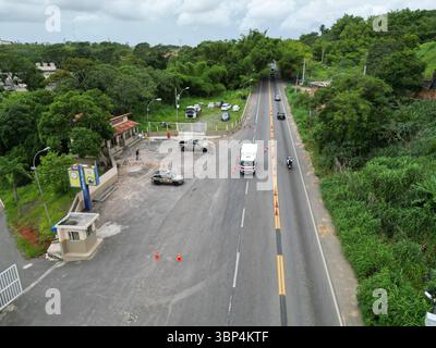 police routière approche police routière, bahia, checkpoint, approche, autoroute, inspection, circulation, sécurité routière, véhicules, conducteurs, documentation, permis de conduire, permis de conduire, infractions, droit sec, radars, alcootest, accidents, prévention, éducation routière, patrouille, police, police militaire, garnison, véhicule, motocyclettes, cônes, signalisation, uniformes, uniformes, armes, gilet pare-balles, routine, jour après jour, route, route, circulation du véhicule, contrôle, ordre, respect, sensibilisation, inspecteur, officier, équipe, travail d'équipe SALVADOR BAHIA BRÉSIL Copyright : xJoaxSouzax 090224JOA162 Banque D'Images