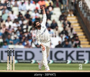Birmingham, Royaume-Uni. 06 juillet 2025. Ravindra Jadeja de l'Inde livre le ballon lors du 2ème Rothesay test match jour 5 Angleterre - Inde à Edgbaston, Birmingham, Royaume-Uni, 6 juillet 2025 (photo par Mark Cosgrove/News images) crédit : News images LTD/Alamy Live News Banque D'Images