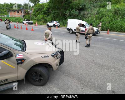 police routière approche police routière, bahia, checkpoint, approche, autoroute, inspection, circulation, sécurité routière, véhicules, conducteurs, documentation, permis de conduire, permis de conduire, infractions, droit sec, radars, alcootest, accidents, prévention, éducation routière, patrouille, police, police militaire, garnison, véhicule, motocyclettes, cônes, signalisation, uniformes, uniformes, armes, gilet pare-balles, routine, jour après jour, route, route, circulation du véhicule, contrôle, ordre, respect, sensibilisation, inspecteur, officier, équipe, travail d'équipe SALVADOR BAHIA BRÉSIL Copyright : xJoaxSouzax 090224JOA173 Banque D'Images