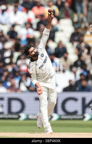 Birmingham, Royaume-Uni. 06 juillet 2025. Ravindra Jadeja de l'Inde livre le ballon lors du 2ème Rothesay test match jour 5 Angleterre - Inde à Edgbaston, Birmingham, Royaume-Uni, 6 juillet 2025 (photo par Mark Cosgrove/News images) crédit : News images LTD/Alamy Live News Banque D'Images