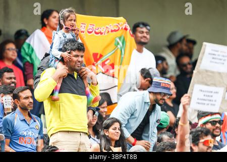 Birmingham, Royaume-Uni. 6 juillet 2025. Les spectateurs s’amusent pendant le cinquième jour du deuxième Rothesay test match entre l’Angleterre et l’Inde au terrain de cricket d’Edgbaston, Birmingham, le dimanche 6 juillet 2025. (Photo : Stuart Leggett | mi News) crédit : MI News & Sport /Alamy Live News Banque D'Images