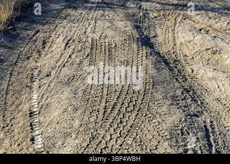 Traces de pneus sur une route de campagne poussiéreuse. Banque D'Images