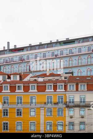 Bâtiments pastel fantaisistes à Lisbonne avec une ambiance cinématographique Banque D'Images