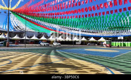 Itapetinga, bahia, brésil - 20 juin 2025 : des drapeaux typiques des festivals de juninas au Brésil décorent une rue dans la ville d'Itapetinga. Banque D'Images