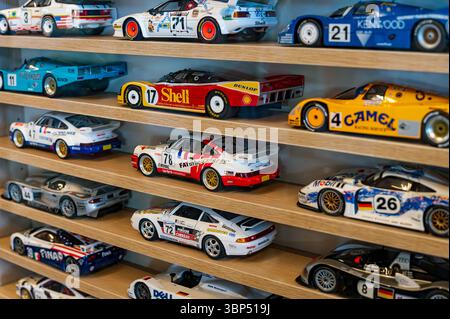 Somma Lombardo, Lombardie, Italie - 15 mai 2025 : Collector présentant diverses voitures de sport colorées, célébrant l'histoire et le design de l'automobile Banque D'Images