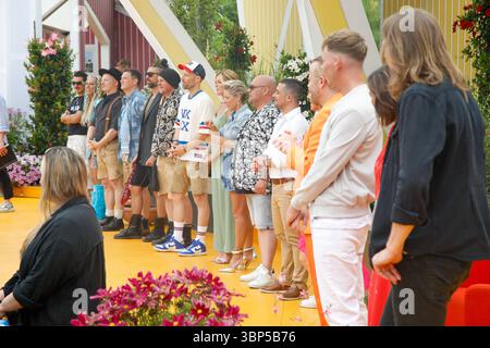 Immer Wieder Sonntags 2025 - Folge 4 Rust, 6.7.2025 Ross Antony, Voxxclub, Saskia Leppin, Pietro Basile, Dominik Gassner, Oliver Thomas & Irene di Turi, Loona, Mark Keller, Alexandra Hofmann, Buddy, Marianna Masadi BEI der Live TV Sendung Immer Wieder Sonntags Folge 4 aus dem Wasserpark Rulantica BEI Rust Baden-Würtenberg Deutschland *** Immer Wieder Sonntags 2025 épisode 4 Rust, 6 7 2025 Ross Antony, Voxxclub, Saskia Leppin, Pietro Basile, Dominik Gassner, Oliver Thomas Irene di Turi, Loona, Mark Keller, Alexandra Hofmann, Buddy, Marianna Masadi à l'émission télévisée Immer Wieder Sonntags Episo Banque D'Images