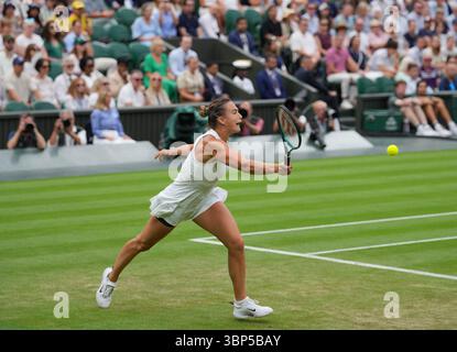 LONDRES, ANGLETERRE - 06 JUILLET : Aryna Sabalenka de Biélorussie joue un tir lors du match de quatrième tour des Ladies' Singles le septième jour des Championnats Wimbledon 2025 au All England Lawn Tennis and Croquet Club le 06 juillet 2025 à Londres, Angleterre (photo de MB Media) crédit : MB Media solutions/Alamy Live News Banque D'Images