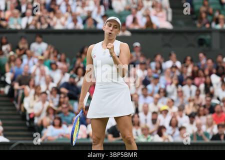 Londres, Royaume-Uni. 06 juillet 2025. La belge Elise Mertens réagit lors d'un match de tennis contre la biélorusse Sabalenka, dans la manche de 16 des simples féminins du tournoi de grand chelem de Wimbledon 2025, dimanche 06 juillet 2025 au All England Tennis Club, dans le sud-ouest de Londres, Grande-Bretagne. BELGA PHOTO BENOIT DOPPAGNE crédit : Belga News Agency/Alamy Live News Banque D'Images