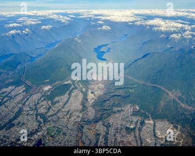 Vancouver, C.-B. - 16 novembre 2023 : vues aériennes des banlieues entourant le bassin versant de Coquitlam dans le Lower Mainland de la C.-B. Banque D'Images