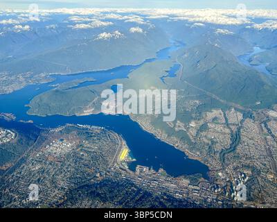 Vancouver, C.-B. - 16 novembre 2023 : vues aériennes des banlieues entourant le bassin versant de Coquitlam dans le Lower Mainland de la C.-B. Banque D'Images