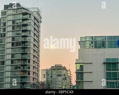 Vancouver, C.-B. - 16 novembre 2023 : bâtiments et architecture durant la saison d'automne au centre-ville de Vancouver Banque D'Images