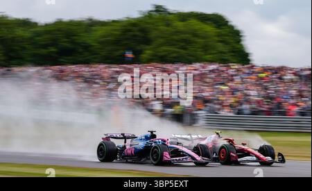 Le pilote Ferrari Lewis Hamilton dépasse le pilote Alpine Pierre Gasly lors du Grand Prix de Grande-Bretagne au circuit de Silverstone, dans le Northamptonshire. Date de la photo : dimanche 6 juillet 2025. Banque D'Images
