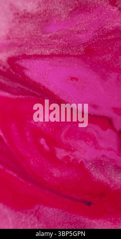 Vague scintillante. Particules d'eau. Peinture rouge cramoisi rose défocalisée dans un fluide de substance ondulée flottant sur fond humide abstrait. Banque D'Images