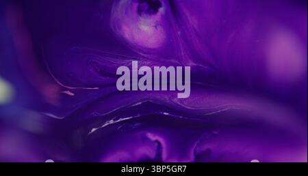 Fluide acrylique. Peinture liquide. Défocalisé couleur rose pourpre de pigment d'éclaboussure chimique d'eau coulant sur fond créatif abstrait. Banque D'Images