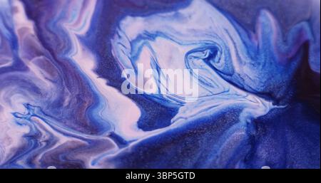 Vague scintillante. Particules d'eau. Encre de couleur bleu violet flou dans le fluide acrylique de substance ondulée coulant sur fond créatif abstrait. Banque D'Images