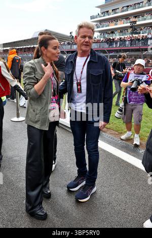 Silverstone, Royaume-Uni. 06 juillet 2025. Gordon Ramsay (GBR) Celebrity Chef avec sa femme Tana Ramsay (GBR) diffuseur de télévision et auteur sur la grille. 06.07.2025. Championnat du monde de formule 1, Rd 12, Grand Prix de Grande-Bretagne, Silverstone, Angleterre, jour de la course. Crédit : James Moy/Alamy Live News Banque D'Images