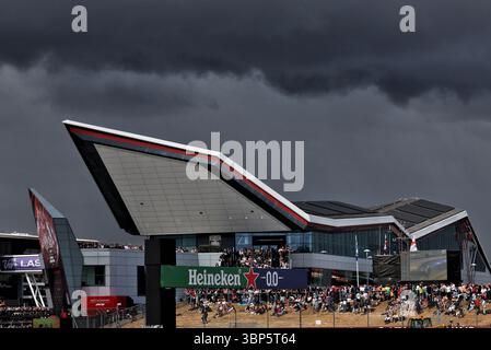 Silverstone, Royaume-Uni. 06 juillet 2025. Circuit Atmosphere - bâtiment de l'aile. 06.07.2025. Championnat du monde de formule 1, Rd 12, Grand Prix de Grande-Bretagne, Silverstone, Angleterre, jour de la course. Crédit : James Moy/Alamy Live News Banque D'Images