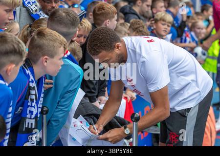 06 juillet 2025. Glasgow, Royaume-Uni. Les Rangers ont joué au Club Brugge lors d'un match de football amical d'avant-saison au stade Ibrox, Glasgow, Écosse. Le score final était Rangers 2 - 2 Club Brugge. Image de Cyriel Dessers, Rangers Forward signant des autographes avant le match. Crédit : Findlay / Alamy Live News Banque D'Images