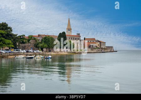 Porec, Croatie - 21 mai 2025 : la ville côtière médiévale historique d'Istrie, vue du rivage juste au nord de la vieille ville. Banque D'Images