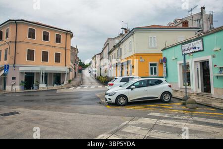 Porec, Croatie - 21 mai 2025 : la vieille ville côtière médiévale historique par temps de pluie. Banque D'Images