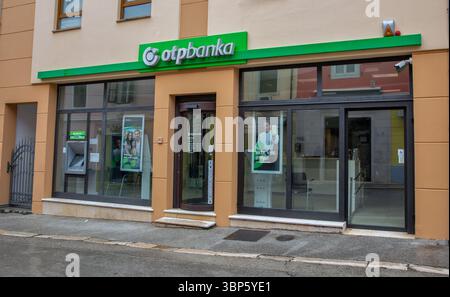 Porec, Croatie - 21 mai 2025 : façade de la banque OTP sur la rue de la ville. C'est la plus grande banque commerciale de Hongrie. Banque D'Images