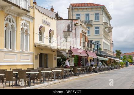 Porec, Croatie - 21 mai 2025 : charmante vue sur la rue des cafés en plein air à l'architecture européenne classique, où les serveurs se préparent au service sous maroo Banque D'Images